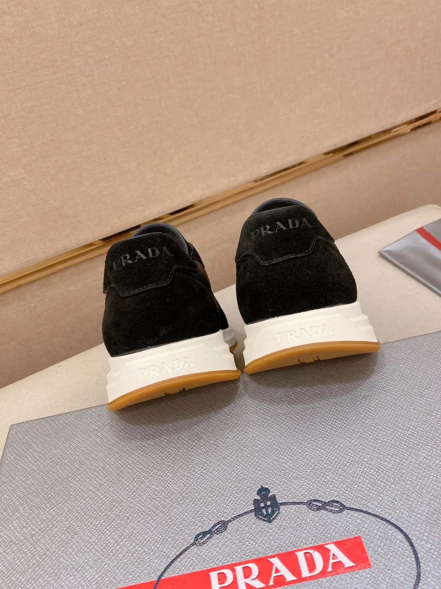 Men's Men's Shoes 💰 620💰 ✔️✔️✔️High version High-quality new PRADA (Prada) counters are launched simultaneously. The new men's shoes and 😘fabrics are selected from first-layer cowhide fabrics. Lining: Imported cowhide leather lining. 👍🏿High-end☄️Open-molded non-slip rubber outsole, exquisite lines, simple and elegant, comfortable and high-end for leisure travel. Code number: 38 to 45